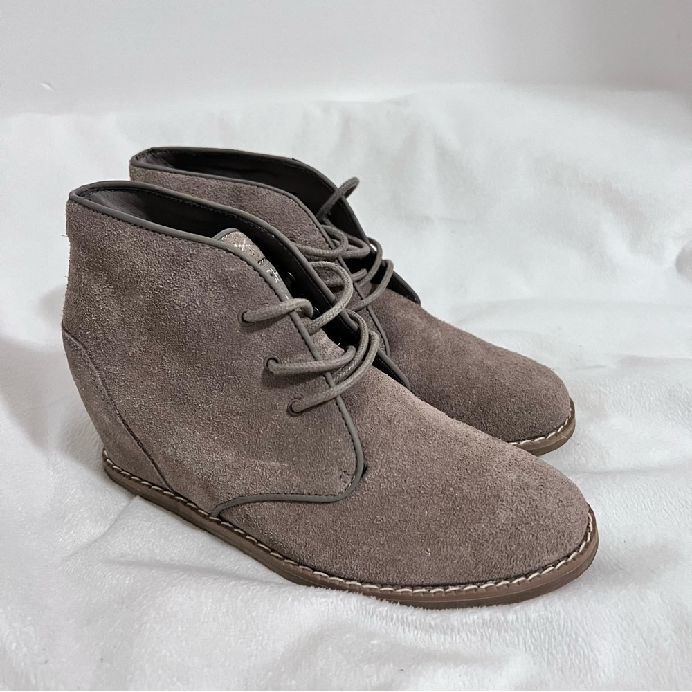 Sketchers Taupe Wedge Booties Size 6.5‎ Chukka Boots Embroidered Suede Casual